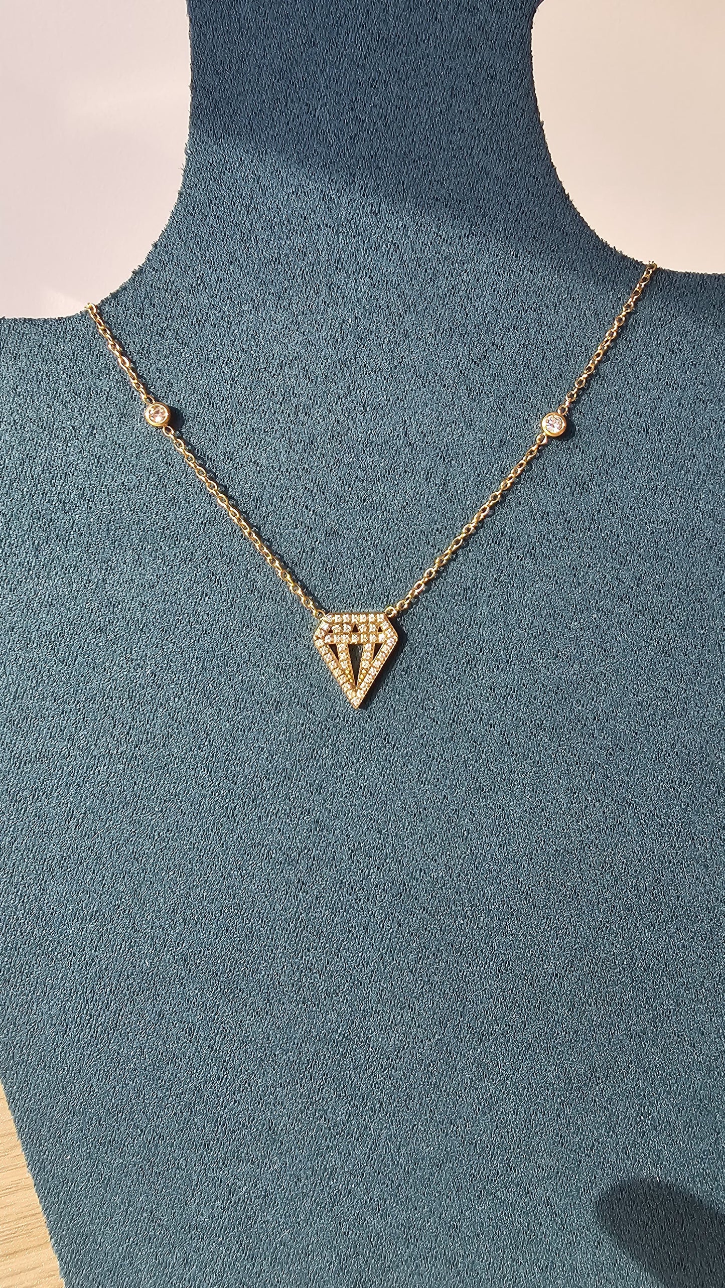 Bella Aurora – Collier délicat et une présence unique